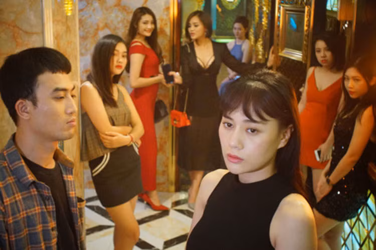 Nhân vật của Phương Oanh trong "Quỳnh búp bê" là cô gái vùng cao tên Quỳnh bị lừa bán vào động mại dâm sau khi bỏ nhà đi vì bị cha dượng cưỡng hiếp, mẹ không bảo vệ. Ảnh: Zing