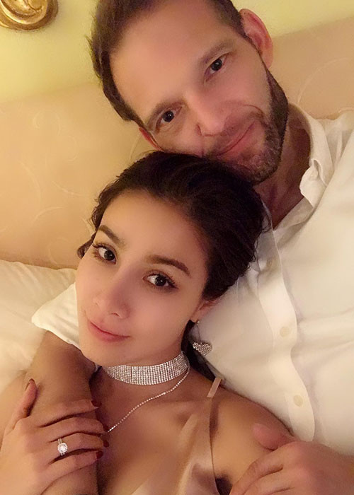 Mới đây, trên trang cá nhân, người mẫu, diễn viên Bảo Trúc lần đầu khoe chồng Tây hơn cô 12 tuổi.