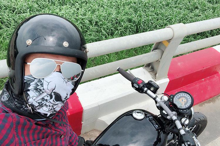 Hồng Đăng chia sẻ về chiếc xe mô tô phân khối lớn của mình: “Tưởng em nó chỉ biết ưỡn ẹo chảnh chọe nơi phồn hoa thôi. Ai ngờ về quê em cũng cho anh nhiều cảm xúc phết. 1 cảm giác vừa đủ cho 1 kẻ thích ngó nghiêng trên những cung đường”.