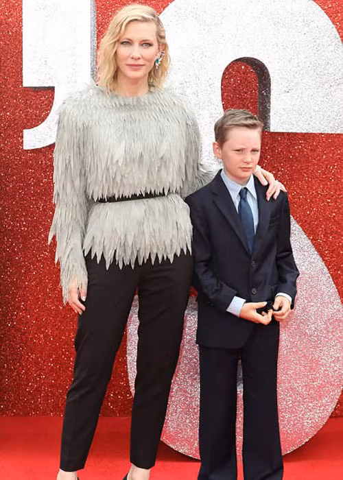 Ngoài Ignatius, vợ chồng Cate Blanchett còn có hai cậu con trai khác là Dashiell, Roman và một cô con gái nuôi Edith.