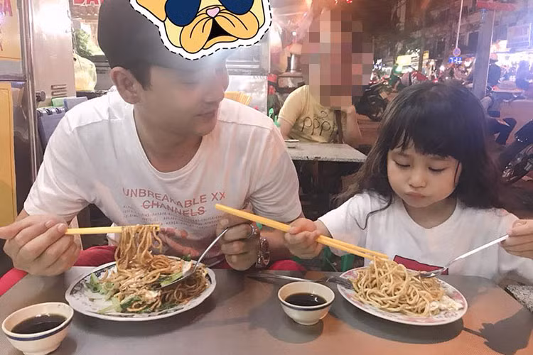 Ưng Đại Vệ dẫn con gái đi ăn tối. "Ăn gì cũng được, chỉ cần ở cạnh nhau là được", nam ca sĩ tâm sự.