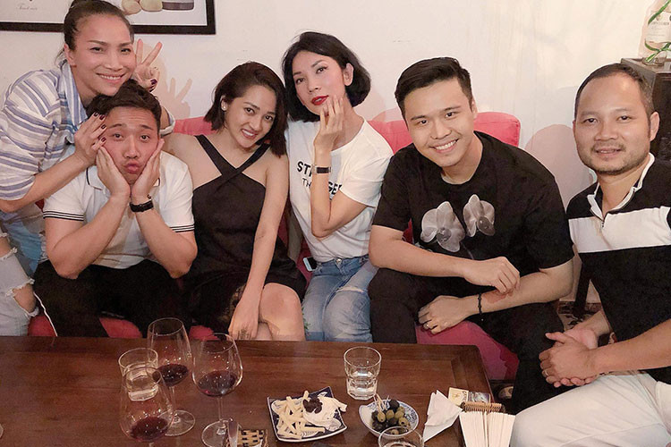 Hồng Ngọc chia sẻ loạt ảnh chuyến trở về Việt Nam cùng gia đình nhỏ của mình. Hồng Ngọc chia sẻ loạt ảnh chuyến trở về Việt Nam cùng gia đình nhỏ của mình.