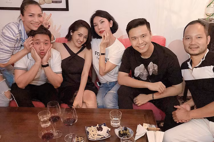 Hồng Ngọc chia sẻ loạt ảnh chuyến trở về Việt Nam cùng gia đình nhỏ của mình.