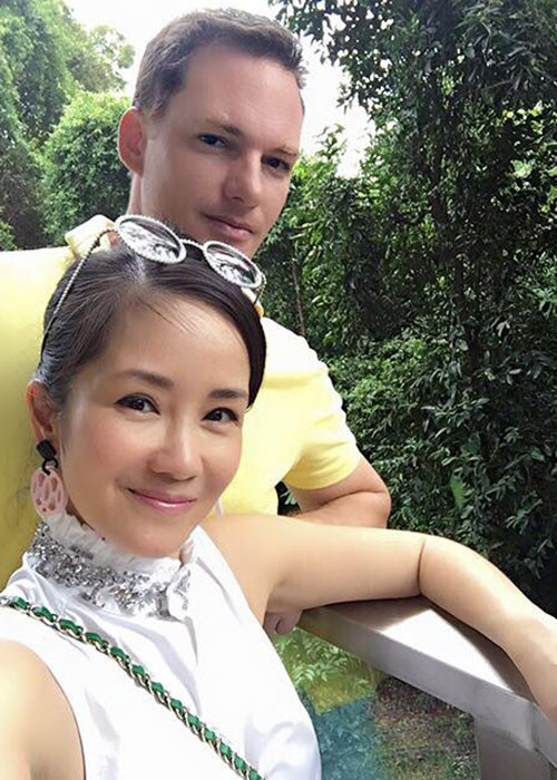 Hồng Nhung từng chia sẻ vợ chồng cô gần như chưa bao giờ cãi vã to tiếng dù cũng có lúc "xô bát xô đũa". Ảnh: FBNV