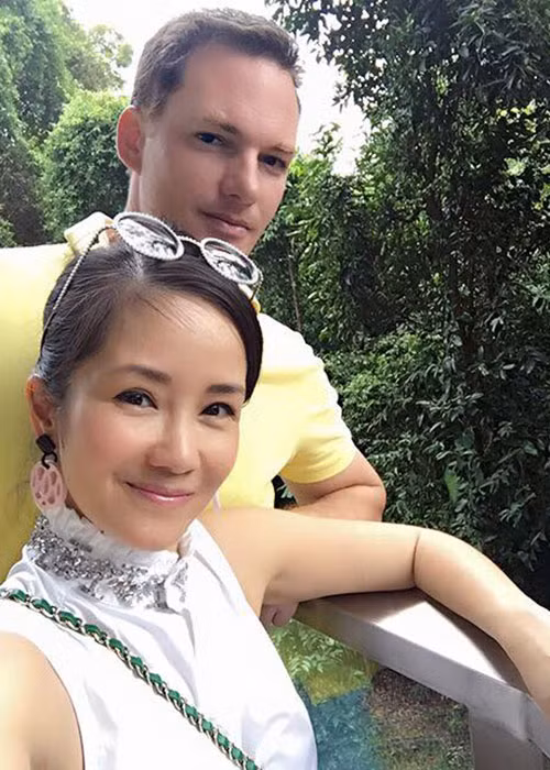 Hồng Nhung từng chia sẻ vợ chồng cô gần như chưa bao giờ cãi vã to tiếng dù cũng có lúc "xô bát xô đũa". Ảnh: FBNV