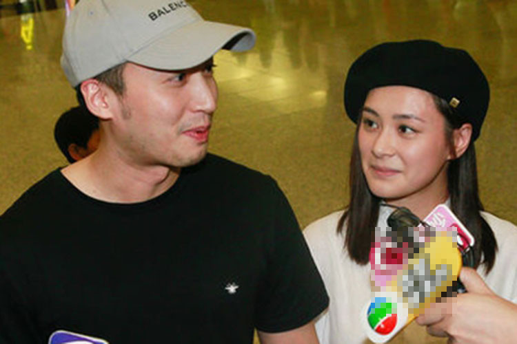 Ông xã của Chung Hân Đồng vui vẻ trả lời phỏng vấn.