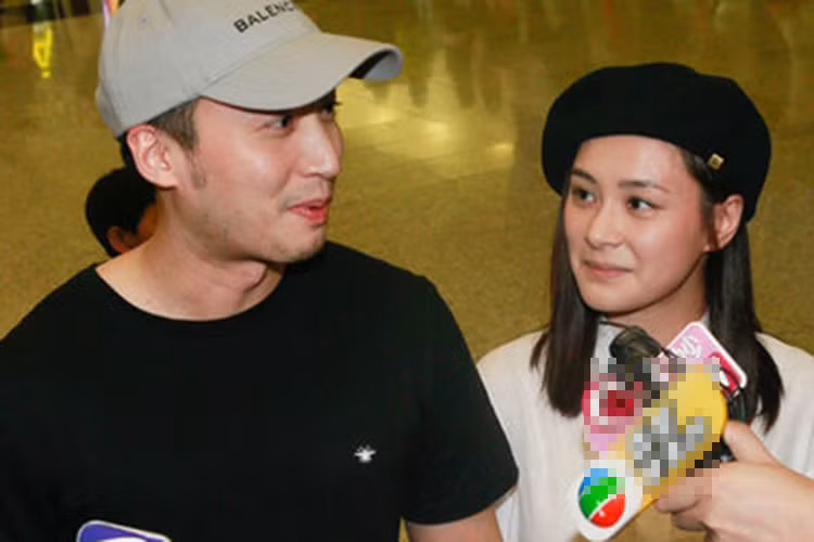 Ông xã của Chung Hân Đồng vui vẻ trả lời phỏng vấn.