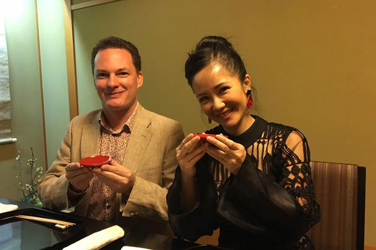 Cặp đôi từng không ít lần đi du lịch cùng nhau. Trong ảnh, vợ chồng Hồng Nhung thưởng thức rượu sake trong chuyến đi Nhật Bản. Ảnh: FBNV