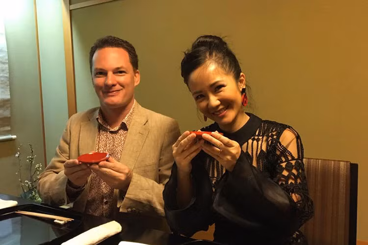 Cặp đôi từng không ít lần đi du lịch cùng nhau. Trong ảnh, vợ chồng Hồng Nhung thưởng thức rượu sake trong chuyến đi Nhật Bản. Ảnh: FBNV