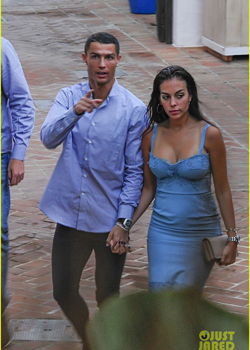 Là một người mẫu không mấy tên tuổi, Georgina từng bị cho không xứng với siêu sao bóng đá người Bồ Đào Nha. Ảnh: Just jared