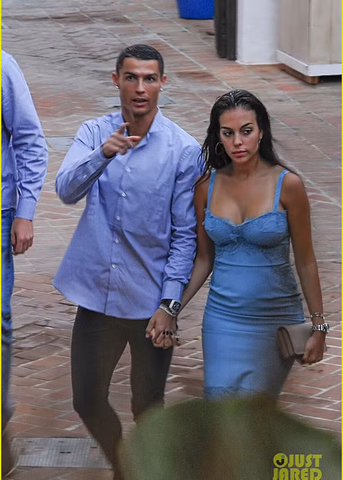 Là một người mẫu không mấy tên tuổi, Georgina từng bị cho không xứng với siêu sao bóng đá người Bồ Đào Nha. Ảnh: Just jared