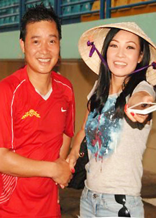 Phương Thanh rất đồng cảm với các cầu thủ đội tuyển bóng đá Việt Nam nên từng thường xuyên đến thăm đội tuyển tặng đồ ăn, thức uống. Ảnh: Bongdaplus