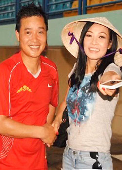 Phương Thanh rất đồng cảm với các cầu thủ đội tuyển bóng đá Việt Nam nên từng thường xuyên đến thăm đội tuyển tặng đồ ăn, thức uống. Ảnh: Bongdaplus