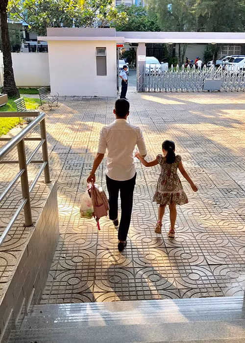 Khi con gái còn rất nhỏ, Công Vinh đã tự tay tắm cho con, cho con bú bình khi Thủy Tiên bận công việc. Khi con lớn hơn, Công Vinh đều đặn đưa con đến trường.