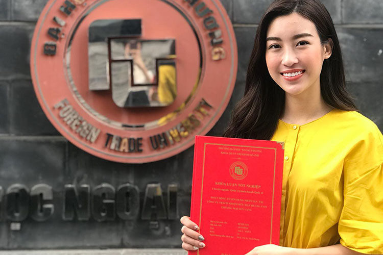 Hoa hậu Đỗ Mỹ Linh cảm thấy xúc động khi cầm trên tay khóa luận tốt nghiệp Đại học Ngoại thương Hà Nội.