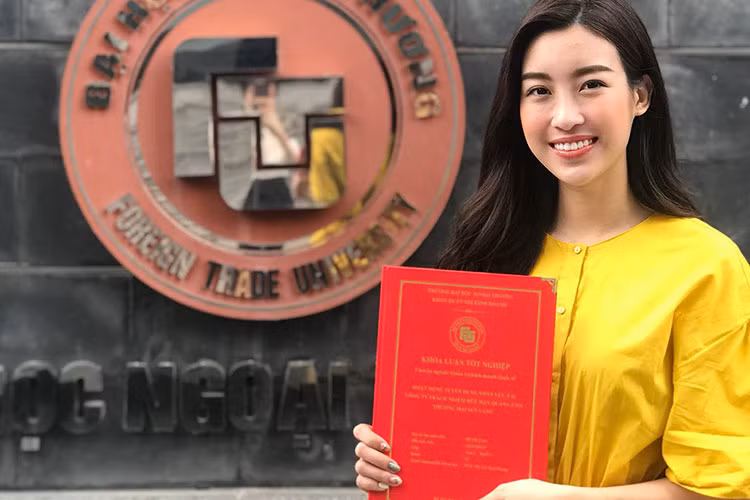 Hoa hậu Đỗ Mỹ Linh cảm thấy xúc động khi cầm trên tay khóa luận tốt nghiệp Đại học Ngoại thương Hà Nội.