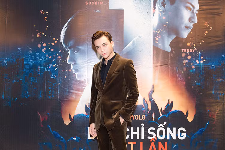 Ê-kíp đoàn làm phim "Yolo - Bạn chỉ sống một lần" vừa tổ chức buổi họp báo giới thiệu phim. Soobin Hoàng Sơn cũng tham gia sự kiện.