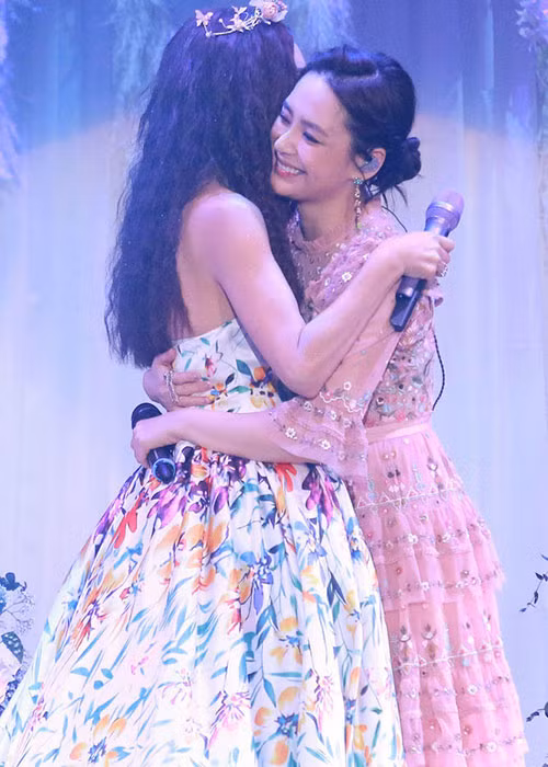 Hình ảnh Chung Hân Đồng ôm động viên Ôn Bích Hà.