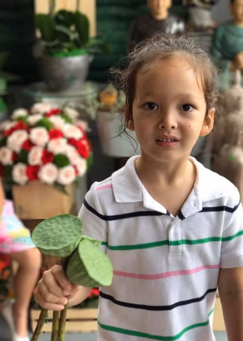 Tuy không có năng khiếu về âm nhạc nhưng cặp song sinh nhà Hồng Nhung rất giỏi tiếng Anh và tiếng Việt.