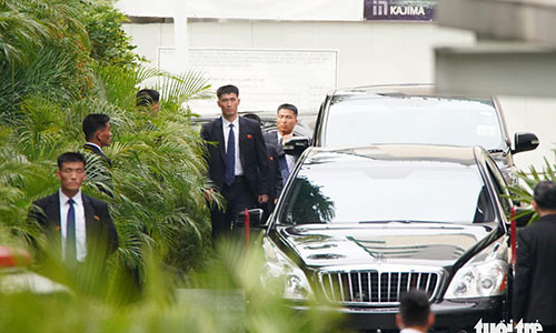 Đoàn xe của ông Kim Jong Un dừng lại ở khách sạn Regis - Ảnh: THUẬN THẮNG Đoàn xe của ông Kim Jong Un dừng lại ở khách sạn Regis - Ảnh: THUẬN THẮNG