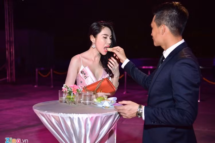 Trước đám đông, Công Vinh không ngần ngại đút thức ăn cho Thủy Tiên. Ảnh: Zing