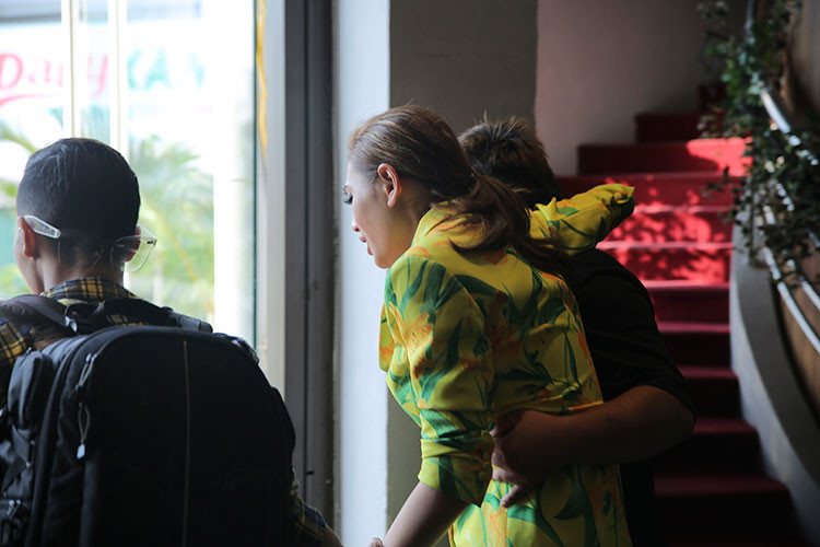 Khi không thể cầm cự được, Võ Hoàng Yến buộc phải rời khỏi phim trường The Face 2018 để tiếp nhận sự chăm sóc của bác sĩ chuyên môn.