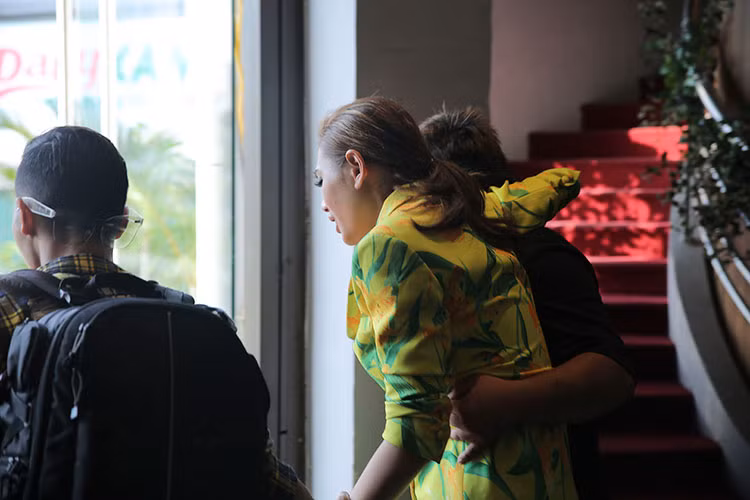 Khi không thể cầm cự được, Võ Hoàng Yến buộc phải rời khỏi phim trường The Face 2018 để tiếp nhận sự chăm sóc của bác sĩ chuyên môn.