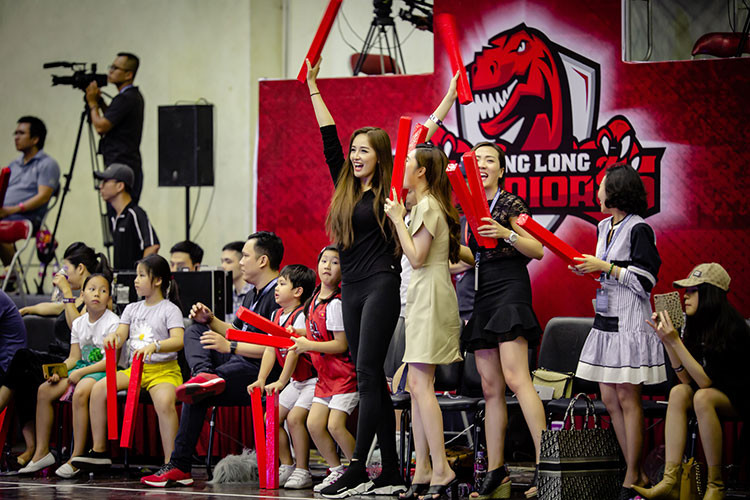 Hình ảnh Mai Phương Thúy đứng lên cổ vũ đội bóng rổ yêu thích.