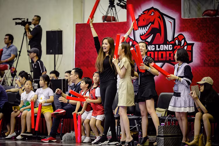 Hình ảnh Mai Phương Thúy đứng lên cổ vũ đội bóng rổ yêu thích.