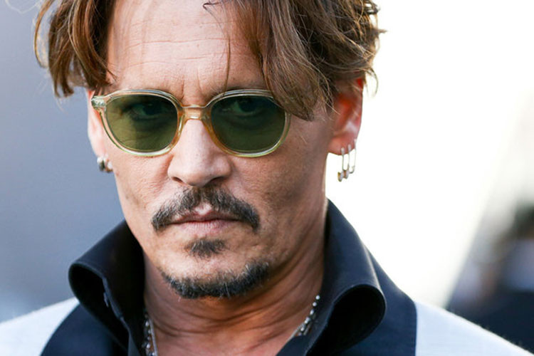 Ở tuổi 55, Johnny Depp vẫn lẻ bóng sau khi trải qua nhiều cuộc tình không có cái kết trọn vẹn, trong đó mối quan hệ gây ồn ào nhất là cuộc hôn nhân của anh và Amber Heard. Sau 15 tháng chung sống, cả hai chia tay trong kiện tụng. Ảnh: Mirror