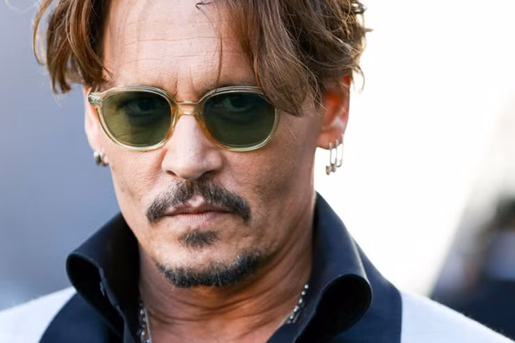 Ở tuổi 55, Johnny Depp vẫn lẻ bóng sau khi trải qua nhiều cuộc tình không có cái kết trọn vẹn, trong đó mối quan hệ gây ồn ào nhất là cuộc hôn nhân của anh và Amber Heard. Sau 15 tháng chung sống, cả hai chia tay trong kiện tụng. Ảnh: Mirror