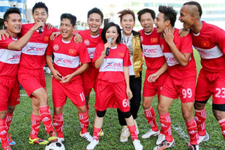 Phương Thanh từng chia sẻ vì hò reo một trận đấu bóng đá phong trào đến mức khản cả giọng, cô từng bị thi trượt một giải ca hát hồi nhỏ. Ảnh: SGGP