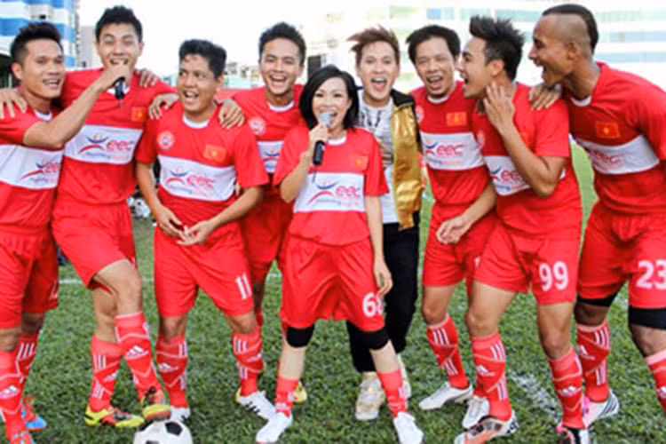 Phương Thanh từng chia sẻ vì hò reo một trận đấu bóng đá phong trào đến mức khản cả giọng, cô từng bị thi trượt một giải ca hát hồi nhỏ. Ảnh: SGGP