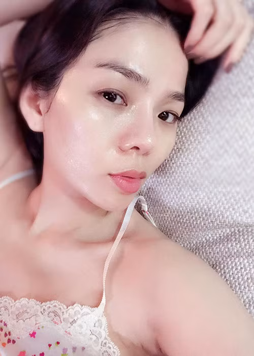Lệ Quyên khoe mặt mộc đẹp không tỳ vết.