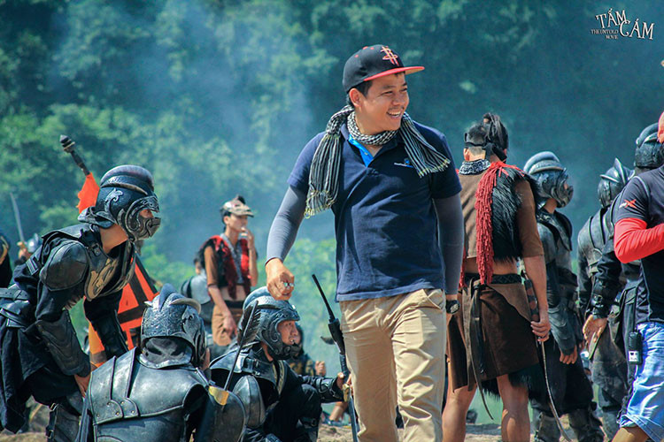 Trước “Hậu duệ mặt trời”, Trần Bửu Lộc từng là trợ lý đạo diễn cho Ngô Thanh Vân trong “Tấm Cám: Chuyện chưa kể” năm 2016.