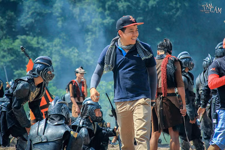 Trước “Hậu duệ mặt trời”, Trần Bửu Lộc từng là trợ lý đạo diễn cho Ngô Thanh Vân trong “Tấm Cám: Chuyện chưa kể” năm 2016.