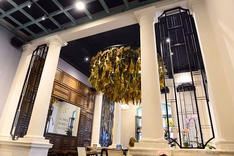 Biệt thự được xây dựng từ thời Pháp thuộc, trong khoảng thời gian 1886-1891 với phong cách châu Âu, cùng thời với một số công trình khác như bưu điện thành phố. Đây là một trong những công trình kết hợp hài hòa phong cách kiến trúc của 2 miền Đông - Tây.