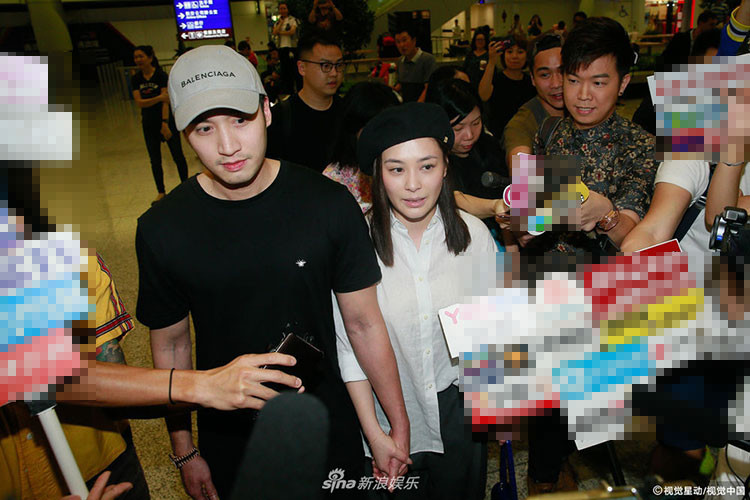 Chung Hân Đồng công khai hẹn hò Lại Hoằng Quốc vào tháng 10/2017. Cuối tháng 1/2018, nữ ca sĩ được bạn trai cầu hôn.