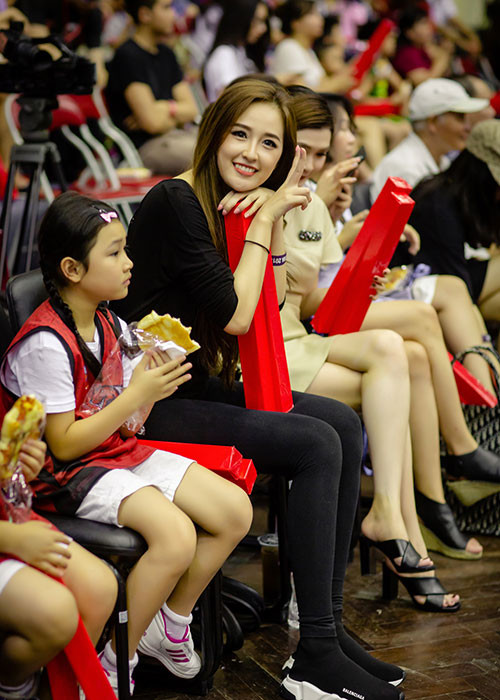 Nàng Hoa hậu Việt Nam 2006 thường lựa chọn những bài tập vừa sức như chạy, bơi lội hoặc những bài massage tại nhà dễ làm.