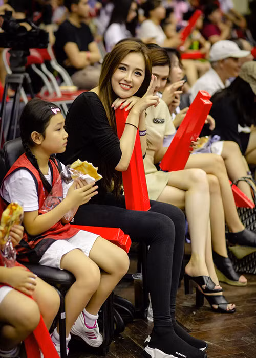 Nàng Hoa hậu Việt Nam 2006 thường lựa chọn những bài tập vừa sức như chạy, bơi lội hoặc những bài massage tại nhà dễ làm.