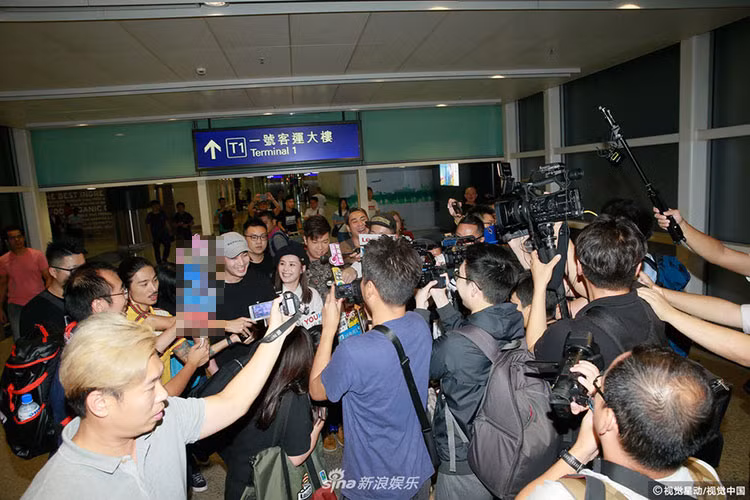 Vợ chồng Chung Hân Đồng vừa xuất hiện tại sân bay. Lần đầu lộ diện sau đám cưới, cả hai nhận được sự chú ý của truyền thông.
