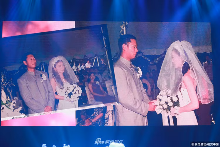 Trong liveshow đầu tiên mang tên "Ôn Bích Hà - Thủy triều 2018" tại Hong Kong, Ôn Bích Hà đăng tải hình ảnh đám cưới với tỷ phú Hà Tổ Quang.