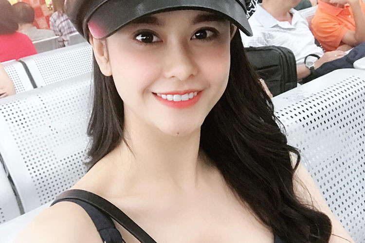 Trương Quỳnh Anh vui vẻ trong lúc chờ đợi chuyến bay.