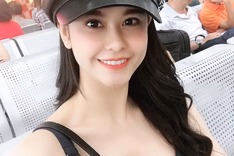 Trương Quỳnh Anh vui vẻ trong lúc chờ đợi chuyến bay.