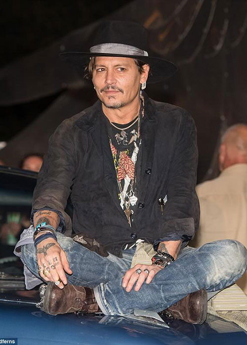 Nam diễn viên phim "Cướp biển vùng Caribbean" ăn mặc bụi bặm tại lễ hội ở Anh vào tháng 6/2017. Ảnh: DM