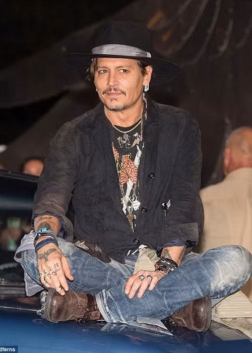 Nam diễn viên phim "Cướp biển vùng Caribbean" ăn mặc bụi bặm tại lễ hội ở Anh vào tháng 6/2017. Ảnh: DM