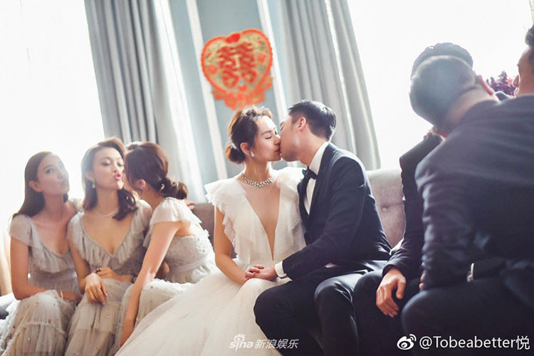 Khoảnh khắc ngọt ngào của cặp đôi tại hôn lễ.