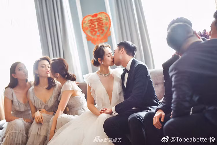 Khoảnh khắc ngọt ngào của cặp đôi tại hôn lễ.