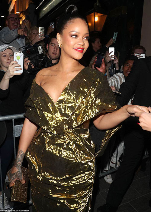 Rời sự kiện ra mắt phim "Băng cướp thế kỷ", nữ ca sĩ được nhiều fans chào đón.