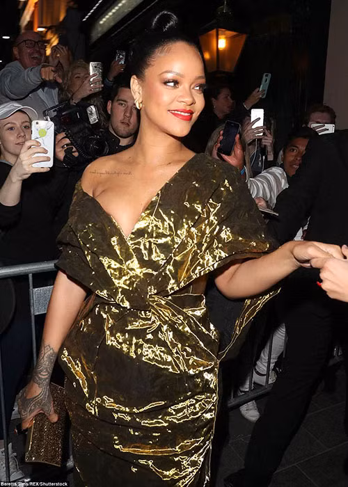 Rời sự kiện ra mắt phim "Băng cướp thế kỷ", nữ ca sĩ được nhiều fans chào đón.